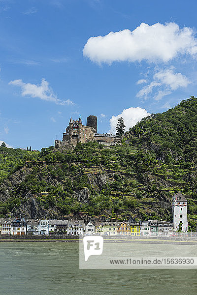 Niedrigwinkelansicht der Burg Katz auf dem Berg am Rhein  Mittelrhein  Deutschland