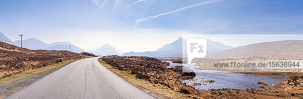 Verschwindende Sicht auf die A863  die zum Cuillin-Gebirge führt  Isle of Skye  Highlands  Schottland  Großbritannien