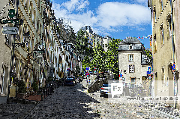 Niedrigwinkelansicht der Straße inmitten von Gebäuden in der Altstadt von Luxemburg