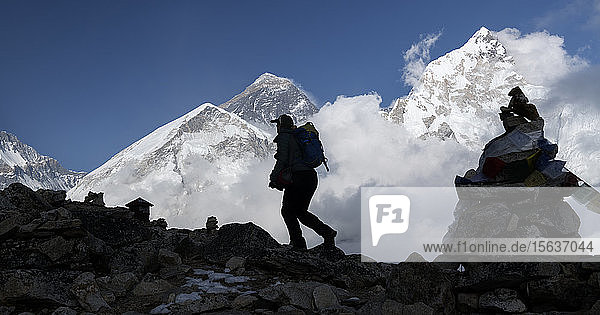 Frauen-Trekking mit Kala Patthar im Hintergrund  Himalaya  Solo Khumbu  Nepal