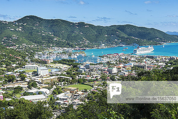 Hochwinkelansicht der Stadt Road gegen blauen Himmel  Tortola  Britische Jungferninseln