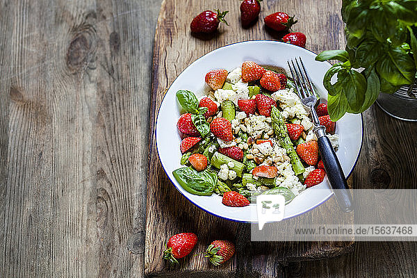 Grüner gemischter Salat mit grünem Spargel