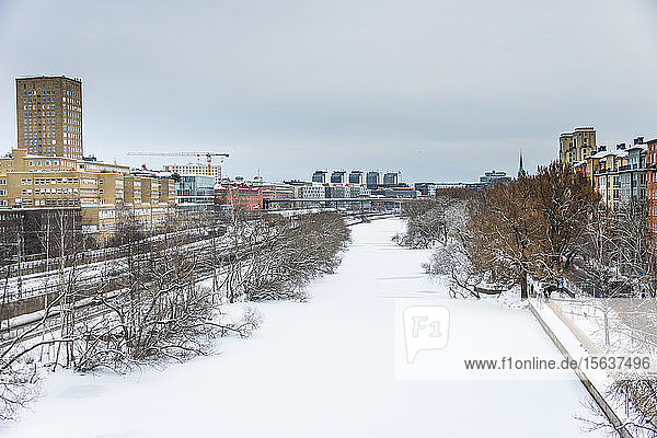 Eingefrorener Kanal Klara Sjoe in Stockholm  Schweden