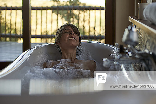 Frau bei einem entspannenden Bad in der Badewanne