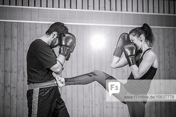 Kickboxerinnen-Sparring mit Trainerin in der Sporthalle