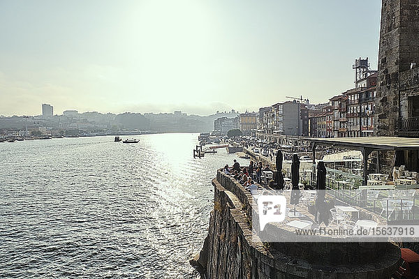 Portugal  Porto  Restaurant am Wasser an einem sonnigen Tag gesehen