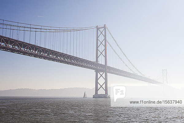 25. April Brücke über den Tejo gegen den Himmel  Lissabon  Portugal