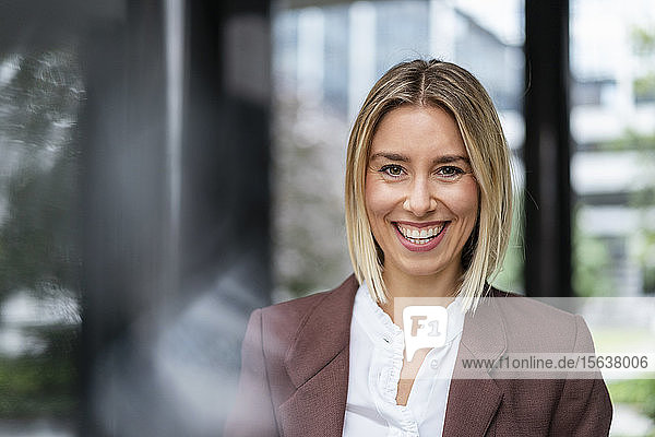 Porträt einer glücklichen jungen Geschäftsfrau in der Stadt
