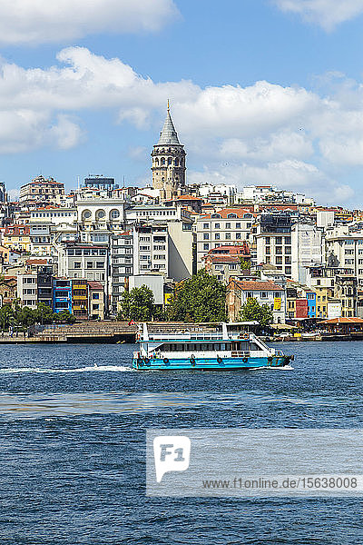 Fähre auf See mit Gebäuden im Hintergrund vor dem Himmel in Istanbul  Türkei