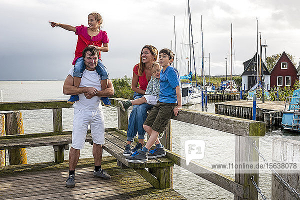 Glückliche Familie auf einer Mole  Ahrenshoop  Mecklenburg-Vorpommern  Deutschland