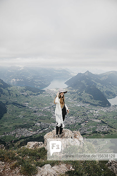 Junge Frau mit Hut  auf Aussichtspunkt stehend  Grosse Mythen  Schweiz