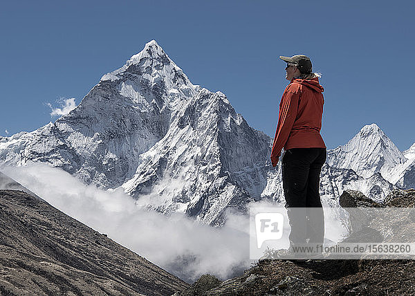 Frau mit Blick auf den Berg Nuptse  Himalaya  Solo Khumbu  Nepal