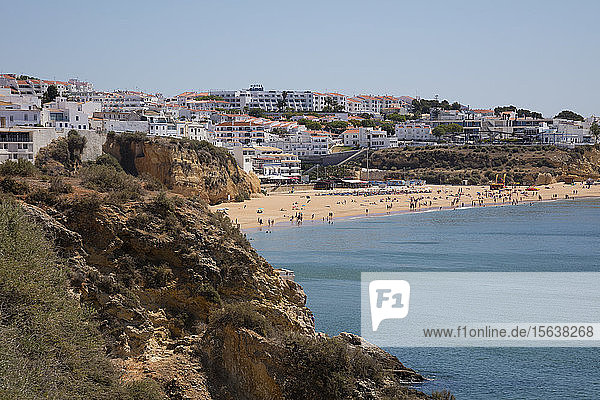 Panoramablick auf den Strand von Albufeira  Algarve  Portugal