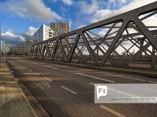 Fahrradweg auf einer Brücke  HafenCity  Hamburg  Deutschland