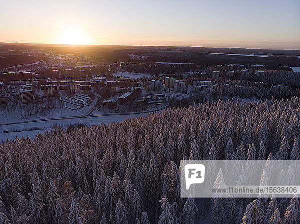 Finnland  Kuopio  Luftaufnahme der Winterlandschaft bei Sonnenuntergang