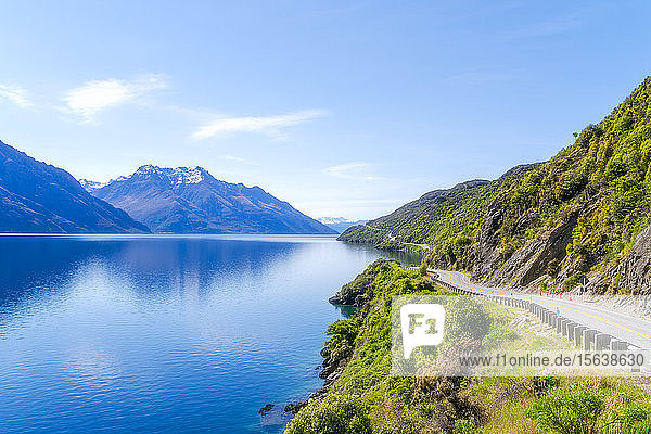 Blick auf den Wakatipu-See gegen den Himmel bei Queenstown Südinsel Neuseeland