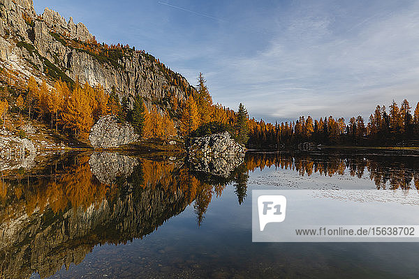 Herbstliche Berglandschaft im Spiegel des Sees Dolomiten Cortina Italien