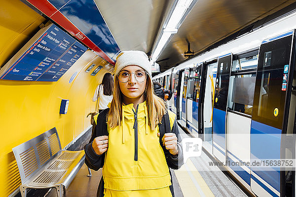 Porträt einer jungen Frau auf dem U-Bahn-Bahnsteig