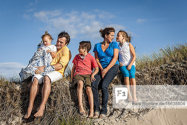 Familie sitzt in einer Stranddüne  Darß  Mecklenburg-Vorpommern  Deutschland