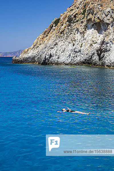 Schwimmendes Touristenschiff  Bucht von Galazia Nera; Insel Polyaigos  Kykladen  Griechenland