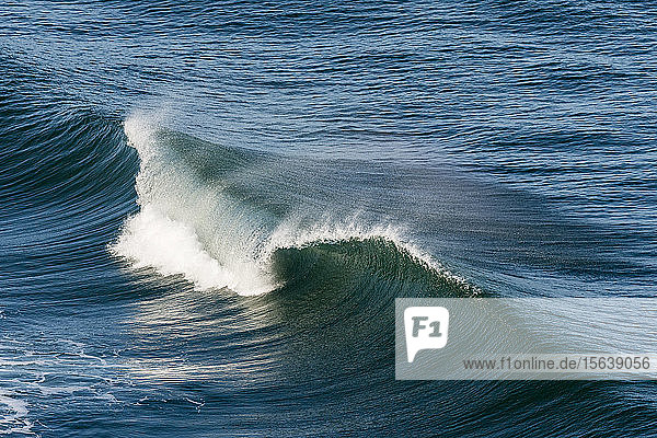 Eine Welle bricht sich in einer anmutigen Locke im Cape Disappointment State Park; Ilwaco  Washington  Vereinigte Staaten von Amerika