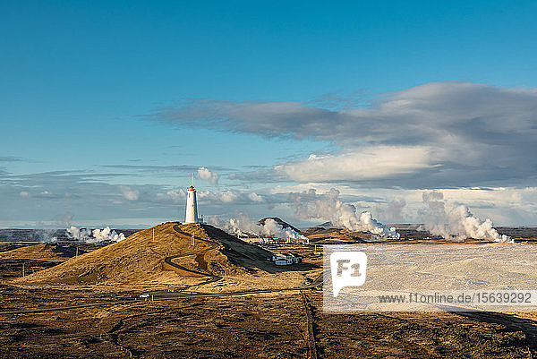 Reykjanes-Leuchtturm  der älteste Leuchtturm Islands  auf dem Hügel Baejarfell  Halbinsel Reykjanes; Island