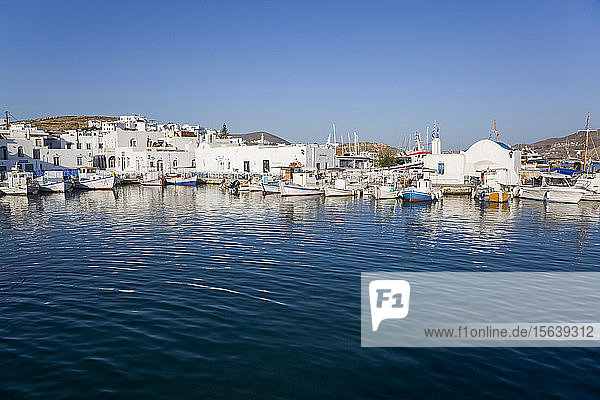 Fischerboote  Alter Hafen von Naoussa; Naoussa  Insel Paros  Kykladen  Griechenland