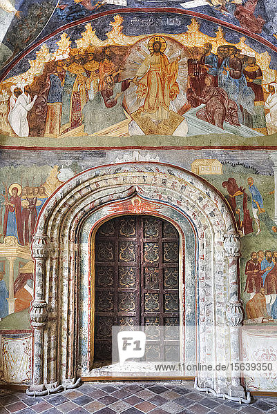 Kirche des Propheten Elias  mit kunstvollem Bogenportal und farbenfrohen Fresken; Jaroslawl  Gebiet Jaroslawl  Russland