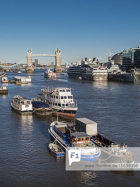 Tower Bridge über die Themse; London  England
