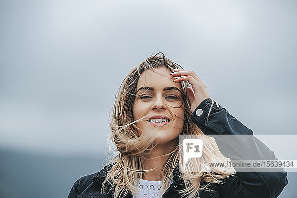 Porträt einer schönen jungen Frau mit wehendem Haar; Wellington  Nordinsel  Neuseeland
