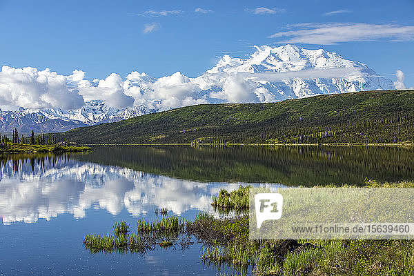 Denali zeigt sich gut mit dem blauen Wasser des Wonder Lake  Denali National Park and Preserve; Alaska  Vereinigte Staaten von Amerika