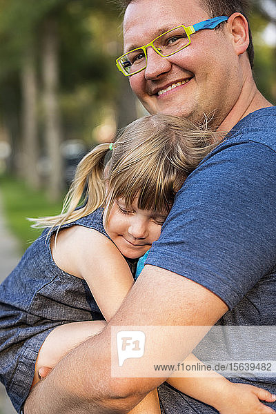 Porträt eines Vaters  der mit seiner kleinen Tochter kuschelt; Edmonton  Alberta  Kanada