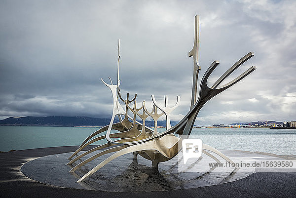 Die Skulptur Sun Voyager von Jon Gunnar Arnason; Reykjavik  Island