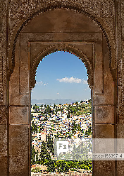 Rundbogenfenster mit Blick auf die Alhambra; Granada  Andalusien  Spanien