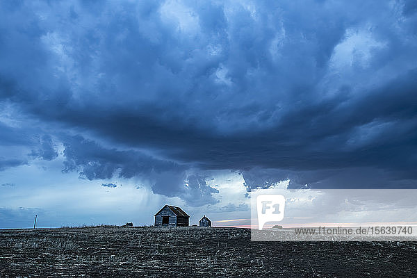 Dramatische Gewitterwolken in der Prärie; Val Marie  Saskatchewan  Kanada