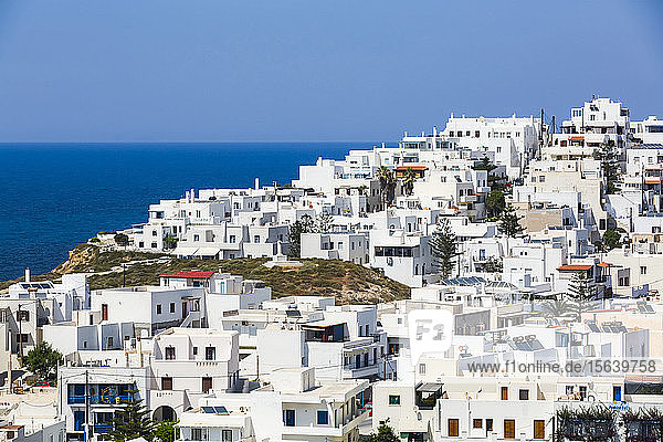 Grota Town mit den traditionellen weißen Häusern und einem Blick auf die Ägäis; Grota  Insel Naxos  Kykladen  Griechenland