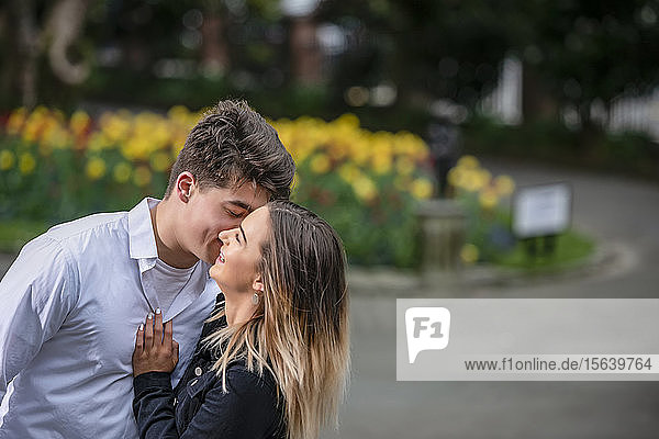 Porträt eines jungen Paares  das seine Zuneigung zeigt; Wellington  Nordinsel  Neuseeland