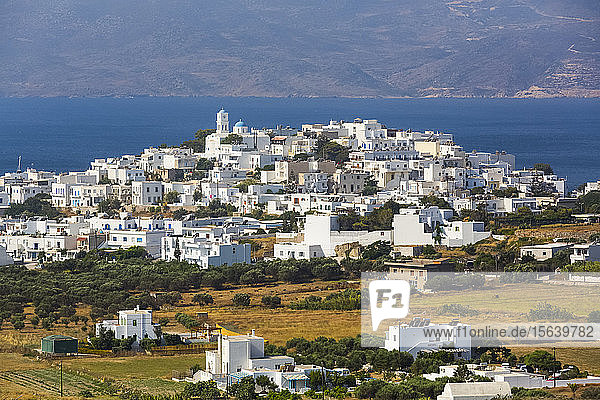 Stadt an der Küste der Insel Milos mit weißen Gebäuden und blauem Meer; Adamas  Insel Milos  Kykladen  Griechenland