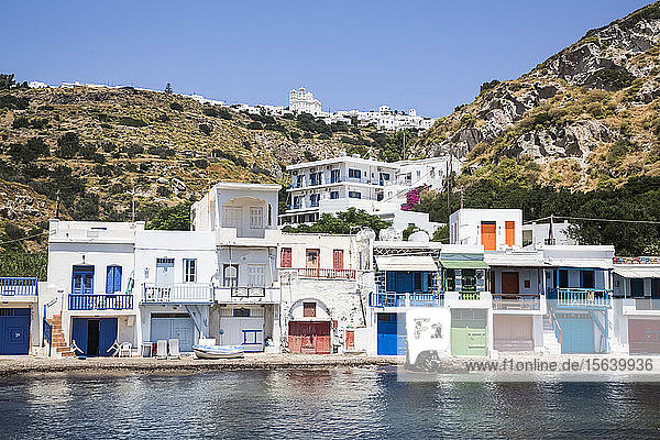 Dorf Klima mit weißen Häusern und bunten Akzenten am Wasser; Klima  Insel Milos  Kykladen  Griechenland