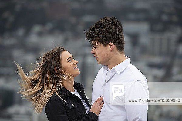Porträt eines jungen Paares im Gespräch von Angesicht zu Angesicht; Wellington  Nordinsel  Neuseeland