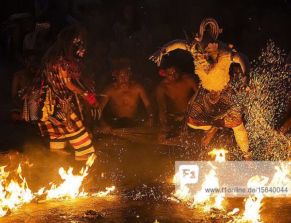 Feuertanz während einer Kecak-Tanzvorführung; Uluwatu  Bali  Indonesien
