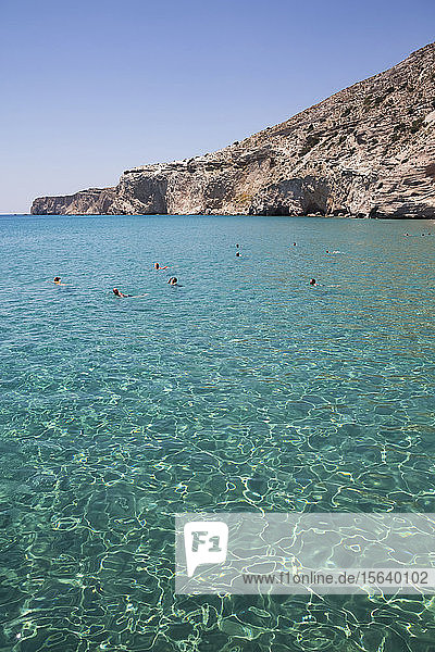 Touristen schwimmen im klaren  türkisfarbenen Wasser der Bucht von Galazia Nera; Insel Polyaigos  Kykladen  Griechenland