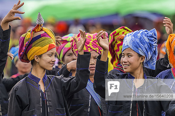 Junge Stammesfrauen mit bunten Kopfbedeckungen; Yawngshwe  Shan-Staat  Myanmar