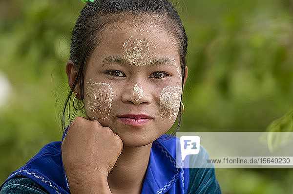 Porträt eines schönen Pa'O-Mädchens mit Stammesmerkmalen im Gesicht; Yawngshwe  Shan-Staat  Myanmar
