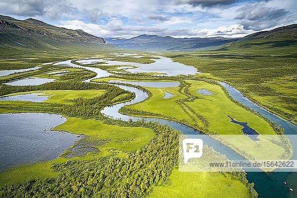 Luftaufnahme  Drohnenaufnahme  mäandernde Flusslandschaft des Rapa Valley bei Nikkaluokta  Nationalpark Sarek  Norrbottens län  Schweden  Europa