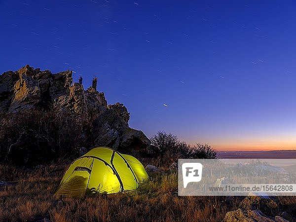 Zelt unter einem Felsen bei Abenddämmerung Töw Aimag Töw Provinz Mongolei Asien