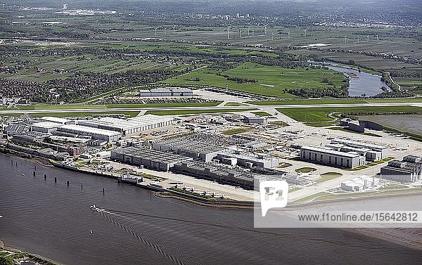 Airbus Werksgelände mit Produktionsanlagen Werft und Flughafen Finkenwerder Hamburg Deutschland Europa