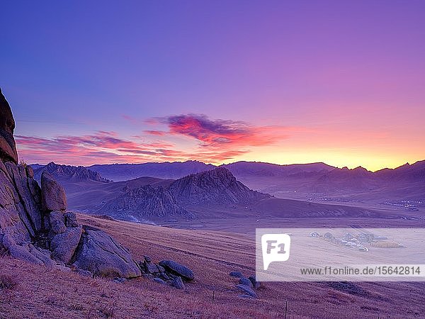 Morgendämmerung Felsformationen im Gorchi-Tereldsch-Nationalpark Ulan Bator Mongolei Asien