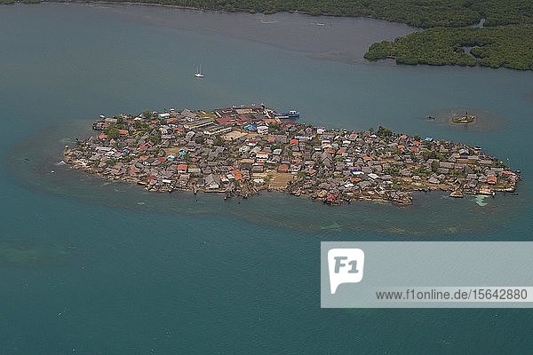 Luftaufnahme einer dicht besiedelten Insel San Blas Inseln Kuna Yala Panama Mittelamerika