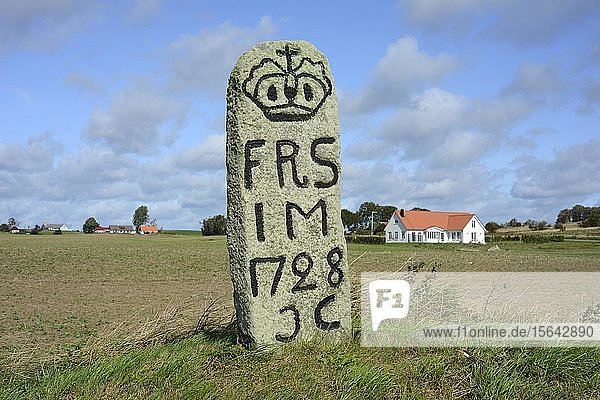 Alter Meilenstein auf einer Landstraße in Scania Schweden Europa